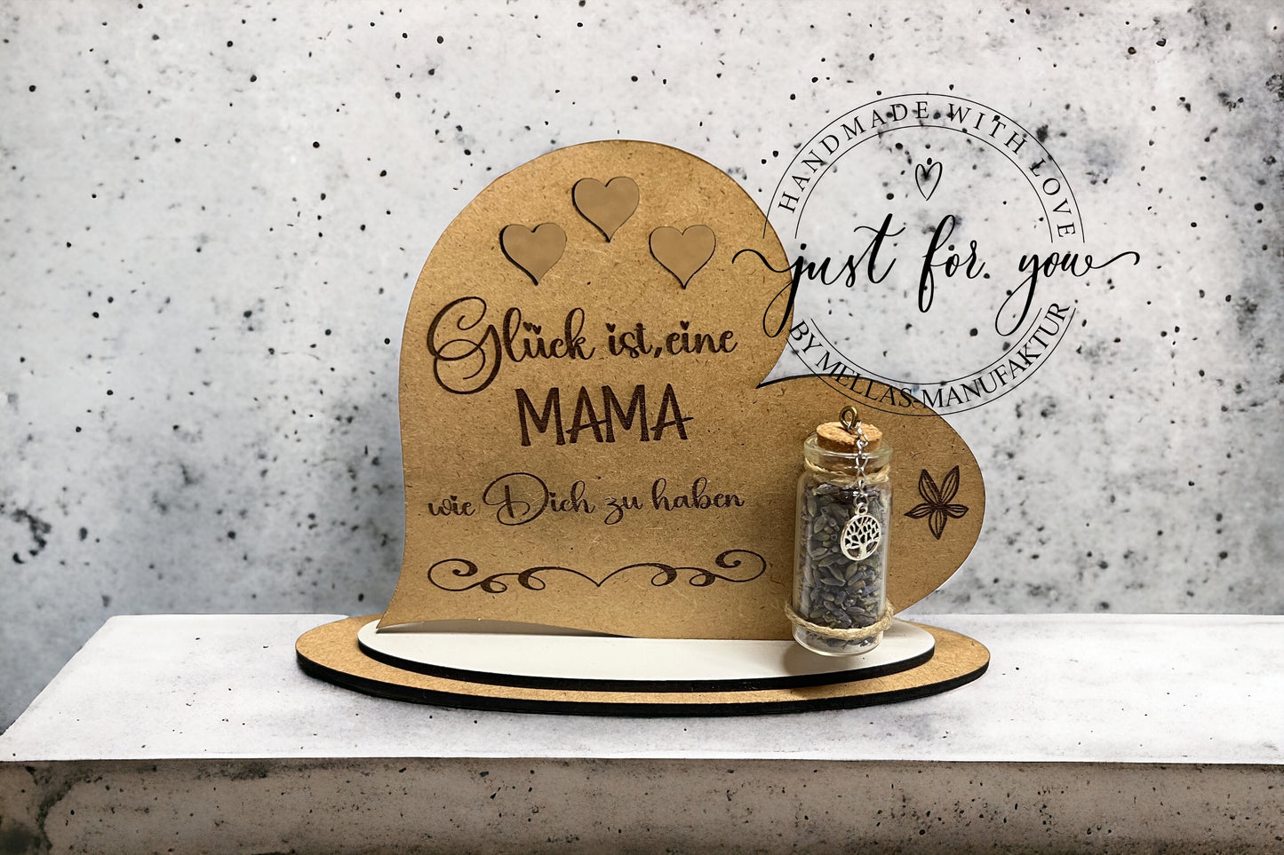 Selbstgemachtes Herz aus MDF Holz mit Gravur und Lavendelblütenfläschchen für die beste Mama der Welt! - Mellas Webshop