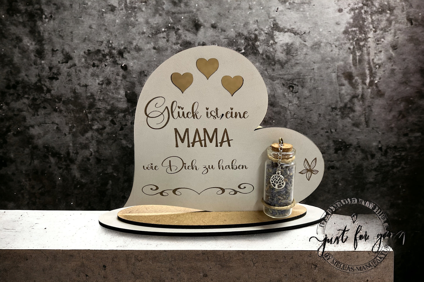 Selbstgemachtes Herz aus MDF Holz mit Gravur und Lavendelblütenfläschchen für die beste Mama der Welt! - Mellas Webshop