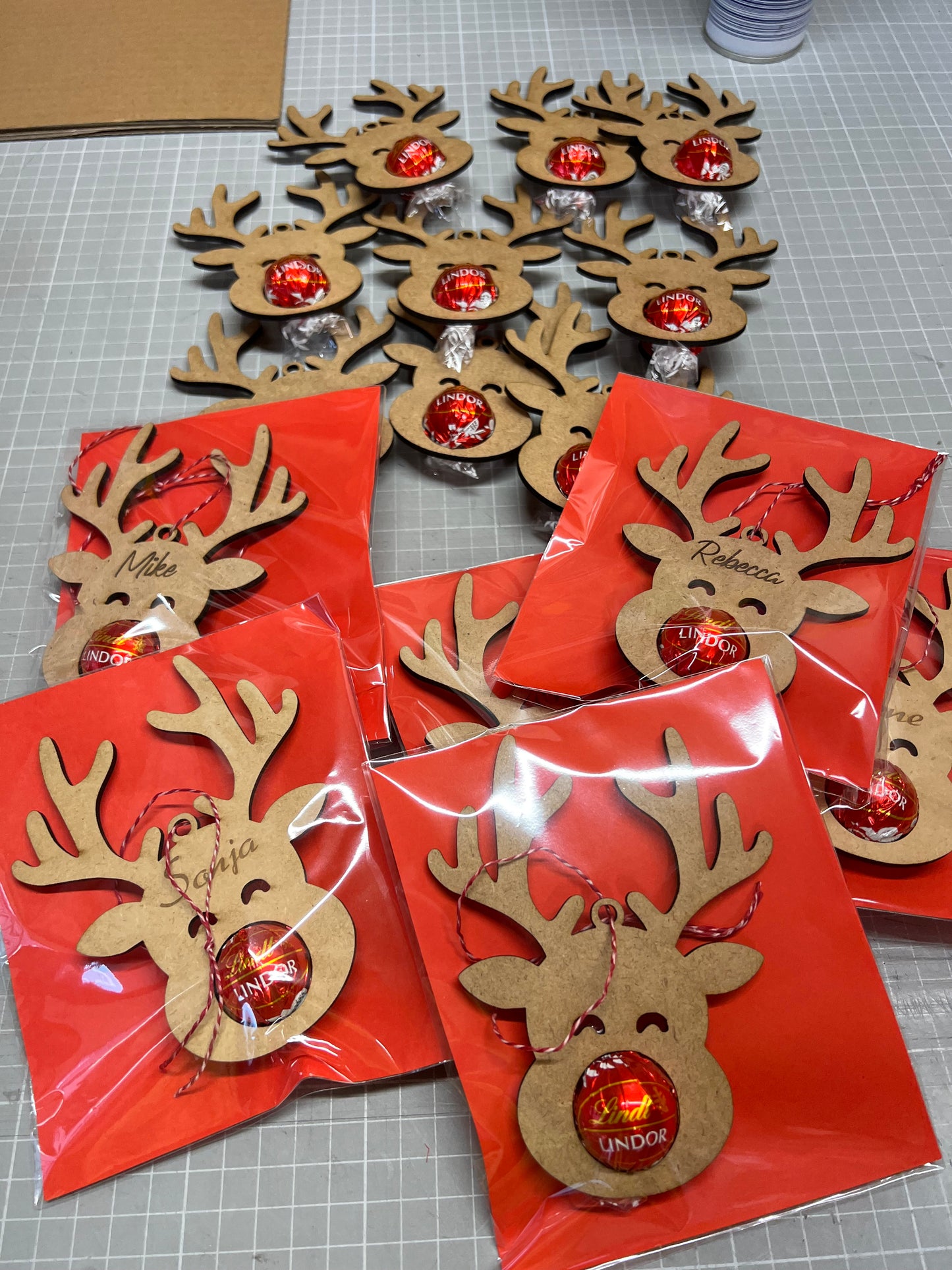 Baumschmuck Elch mit Lindtkugel und Namen - Mellas Webshop