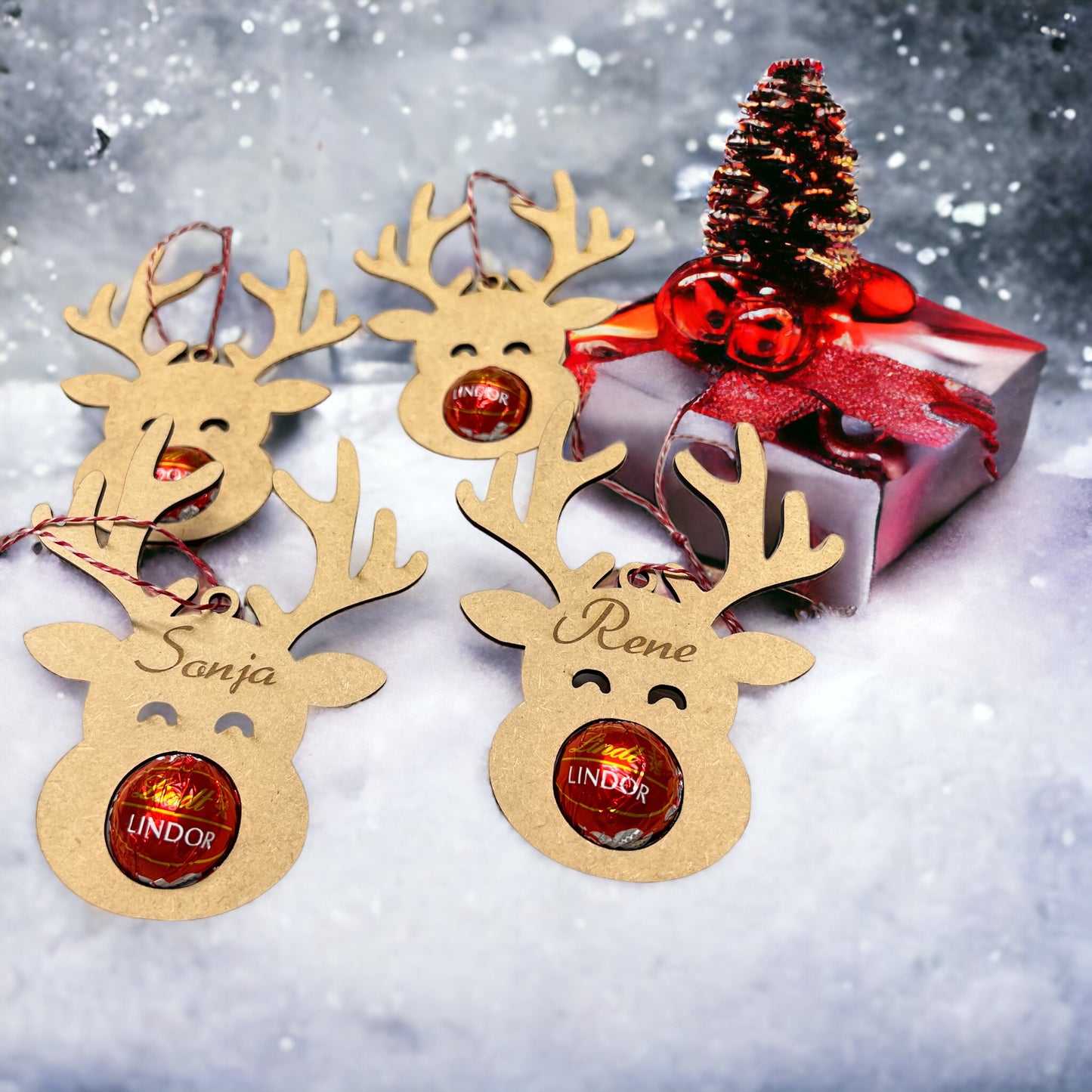 Baumschmuck Elch mit Lindtkugel und Namen - Mellas Webshop