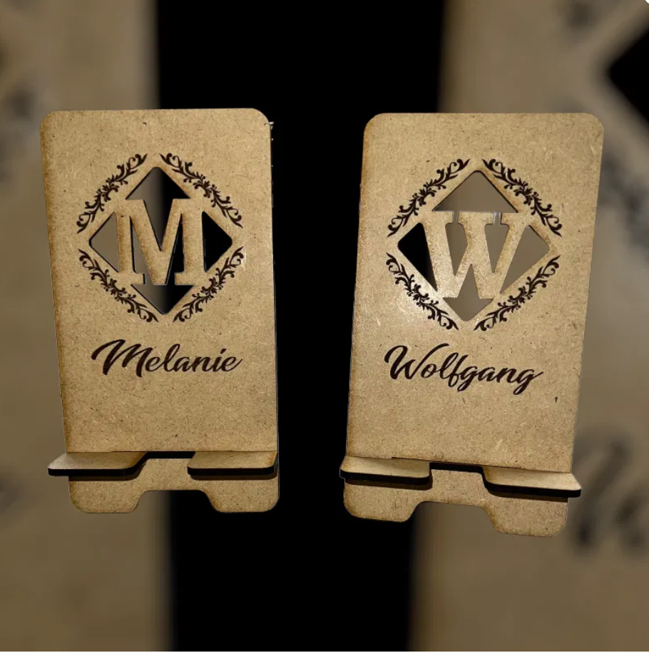 Smartphonhalter mit Namen aus Holz - Mellas Webshop